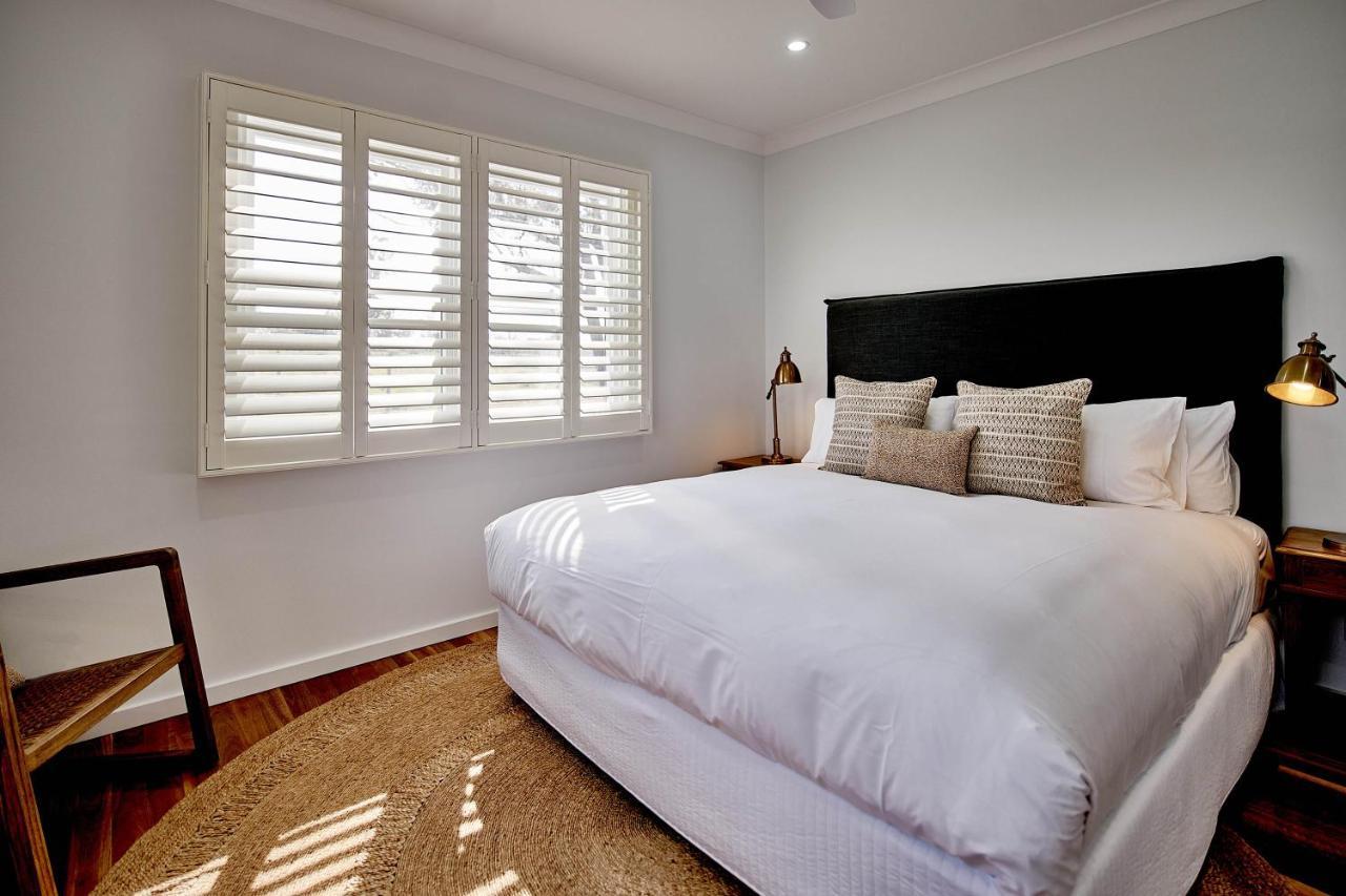 Goonoo Goonoo Station Hotel Tamworth Kültér fotó A bedroom with plantation shutters