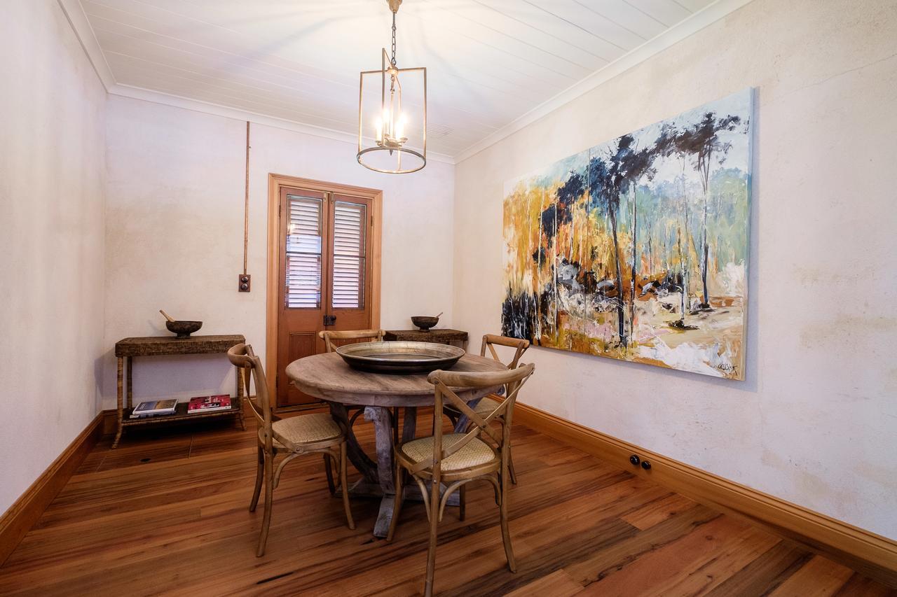 Goonoo Goonoo Station Hotel Tamworth Kültér fotó A dining room with a wooden floor