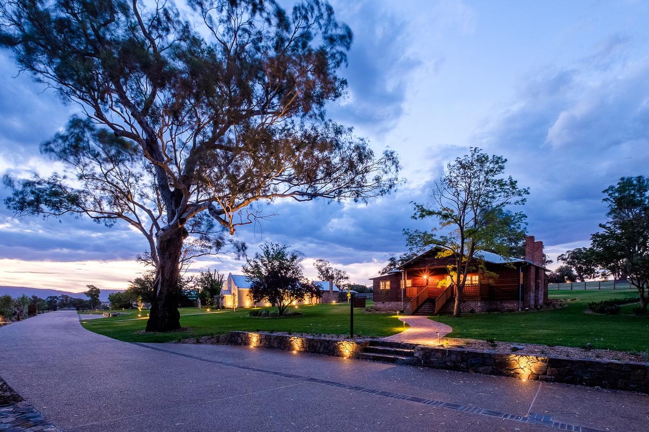 Goonoo Goonoo Station Hotel Tamworth Kültér fotó The main building at the resort