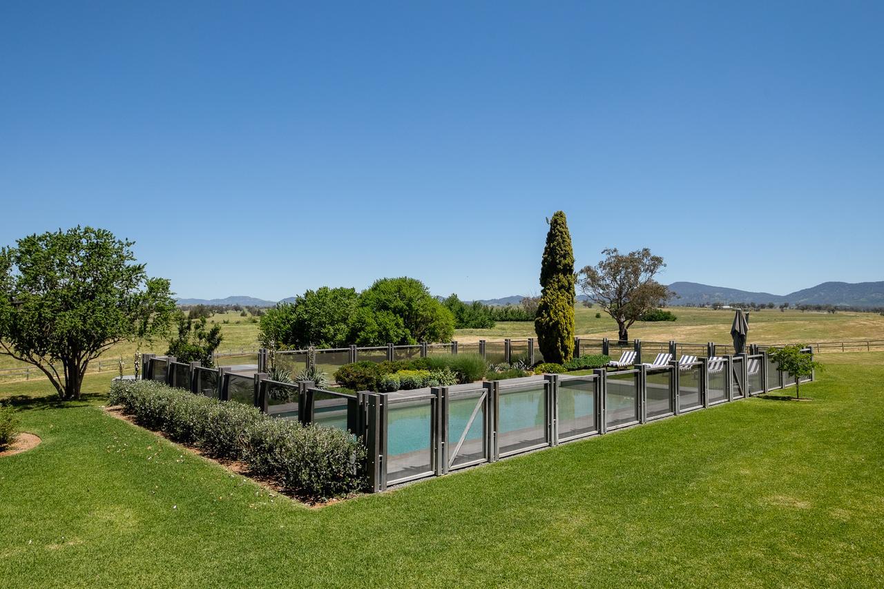 Goonoo Goonoo Station Hotel Tamworth Kültér fotó A pool in Australia