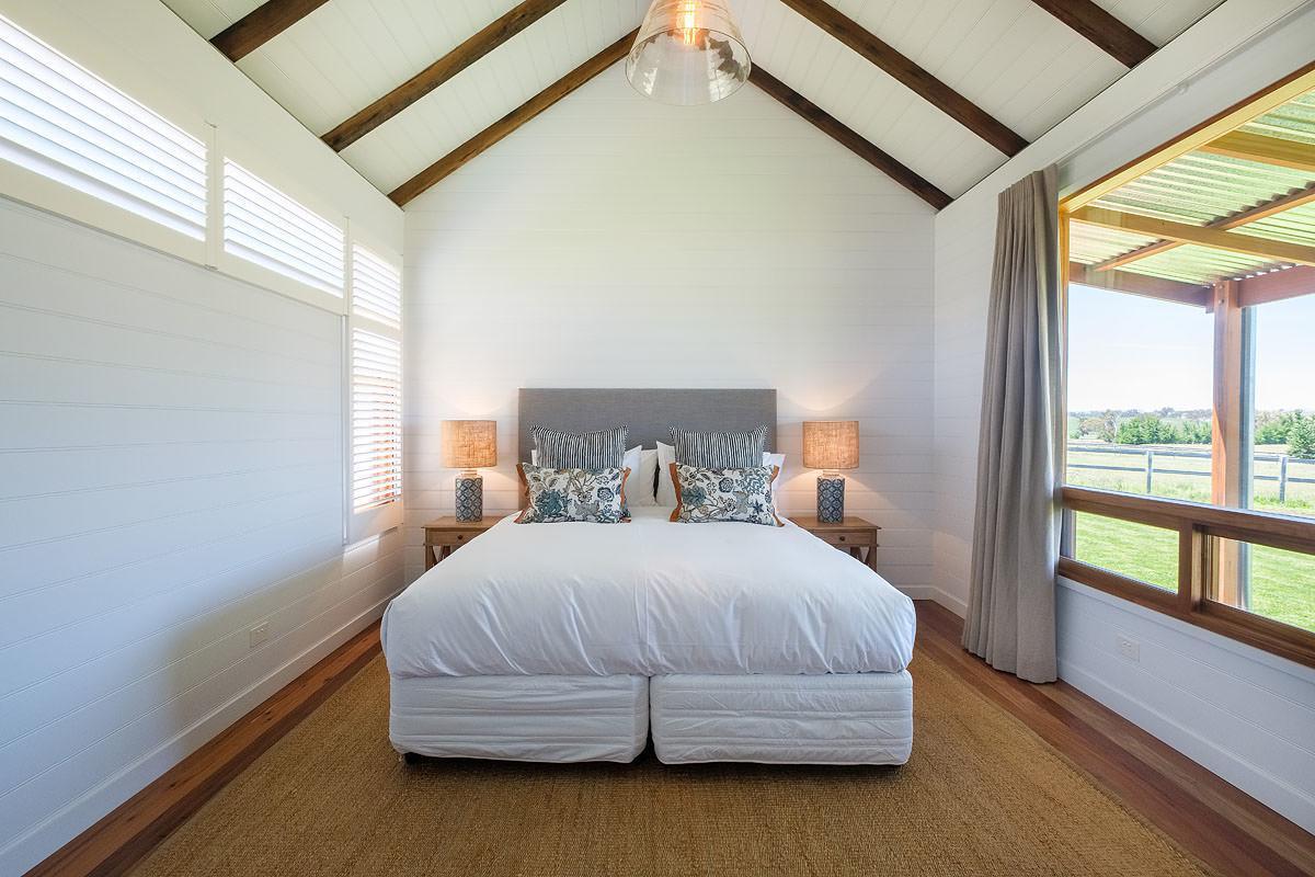 Goonoo Goonoo Station Hotel Tamworth Kültér fotó A bedroom at the Lodge at the Hunter Valley
