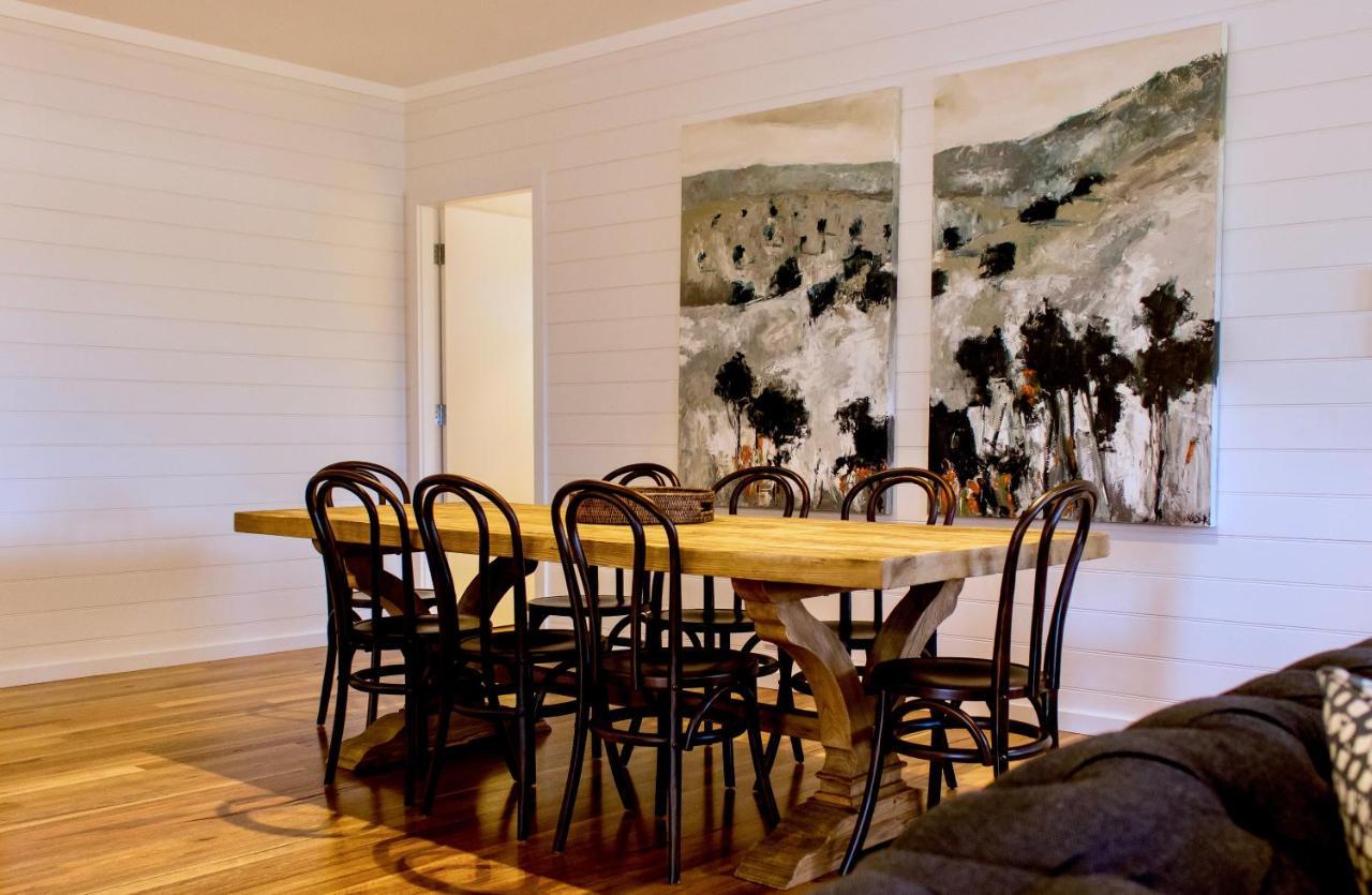Goonoo Goonoo Station Hotel Tamworth Kültér fotó A dining room with a Thonet chair set
